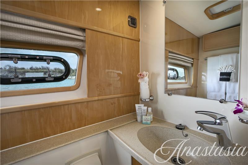 Catamaran Anastasia - bathroom - High Point Yachting