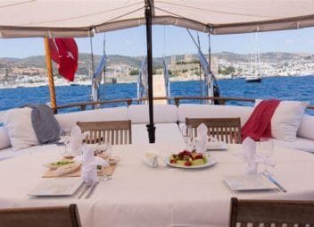 yacht charter Atalante dining