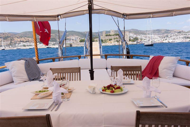 yacht charter Atalante dining