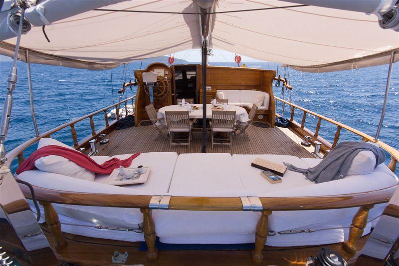 Aft deck seating on Atalante