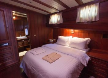 Yacht charter Atalante guest cabin