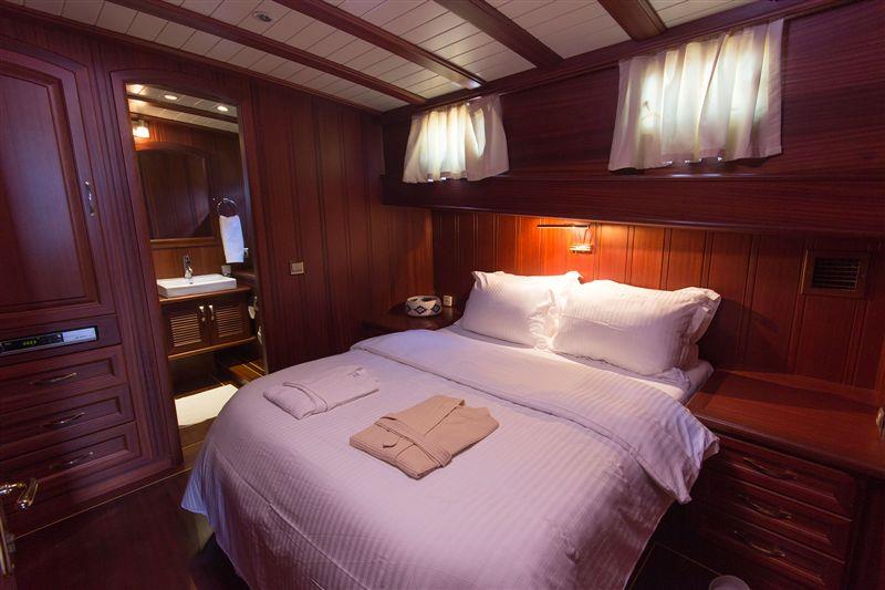 Yacht charter Atalante guest cabin