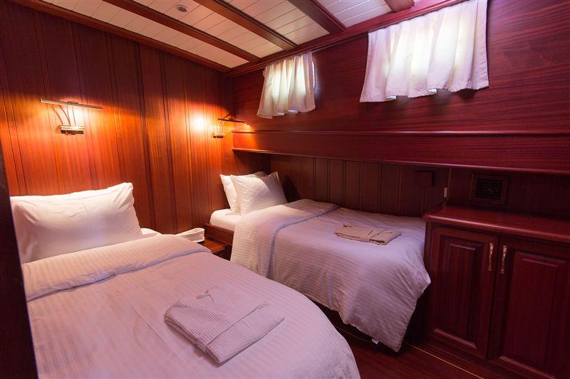 Yacht charter Atalante twin