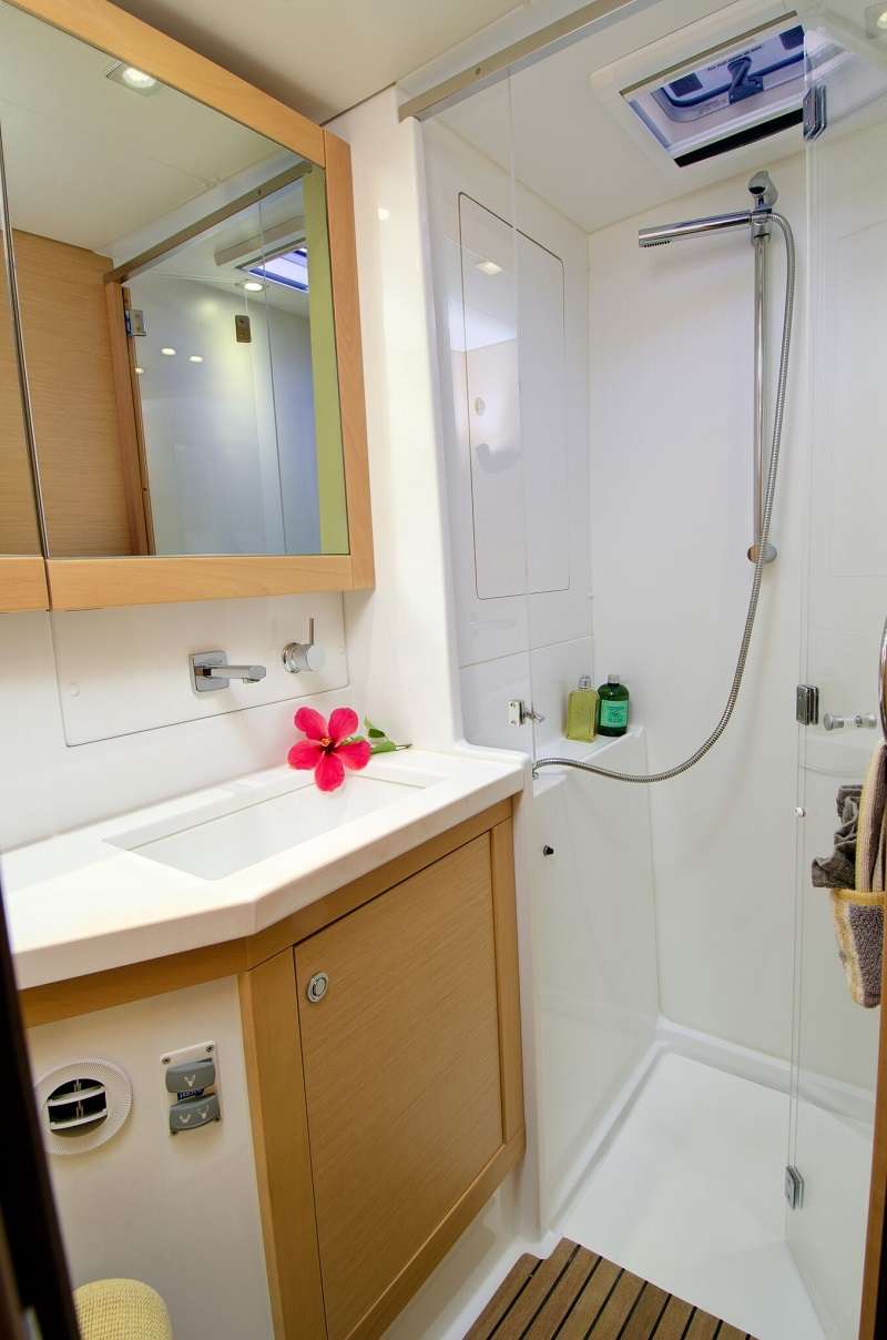 Catamaran Gipsy Princess bathroom