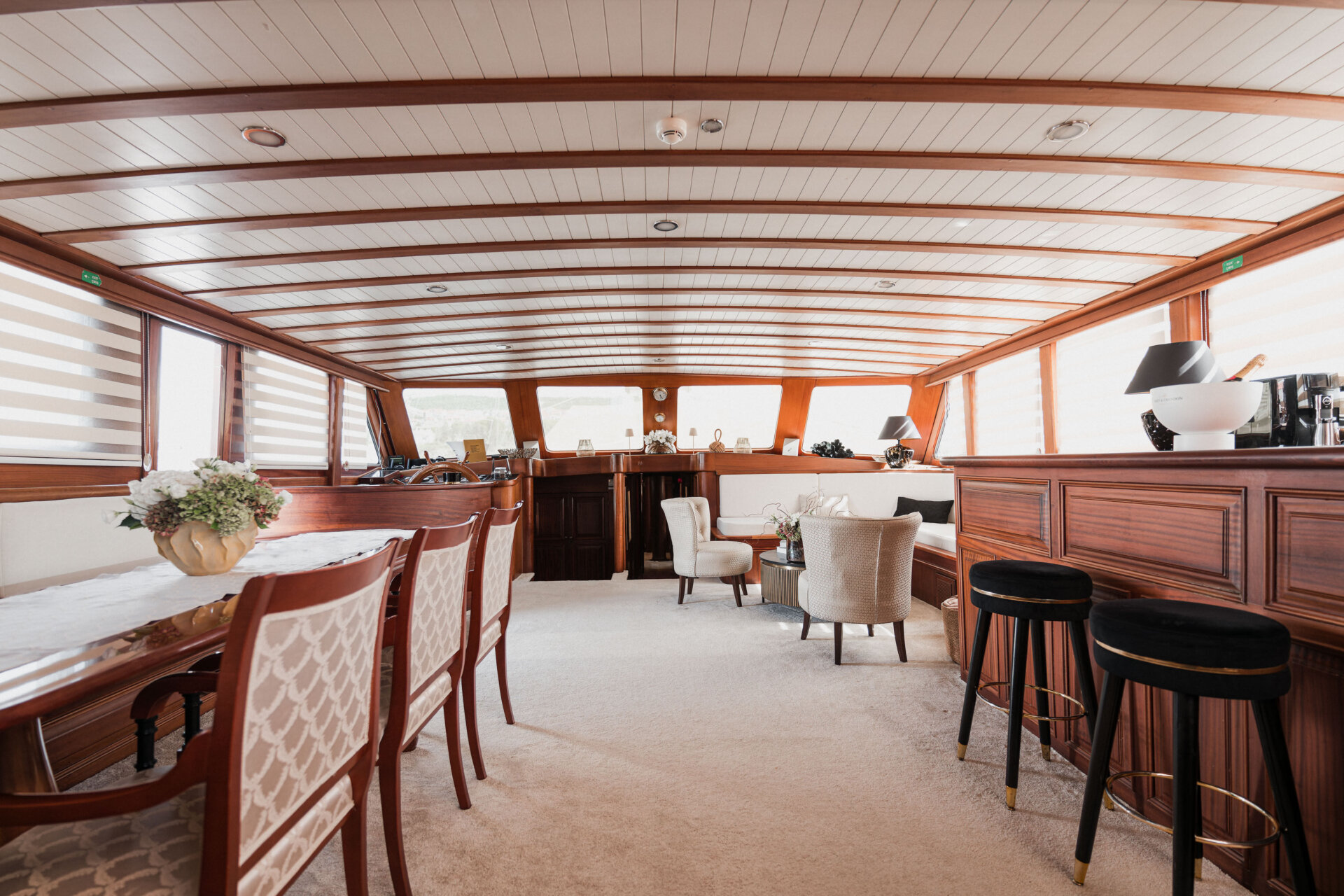 Dolce Vita Salon Wide Angle