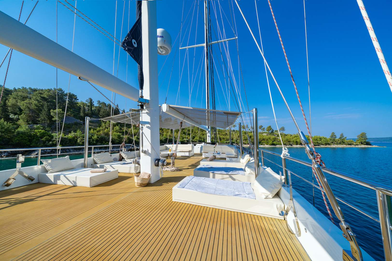 High Point Yachting - Navilux12_Navi_ext