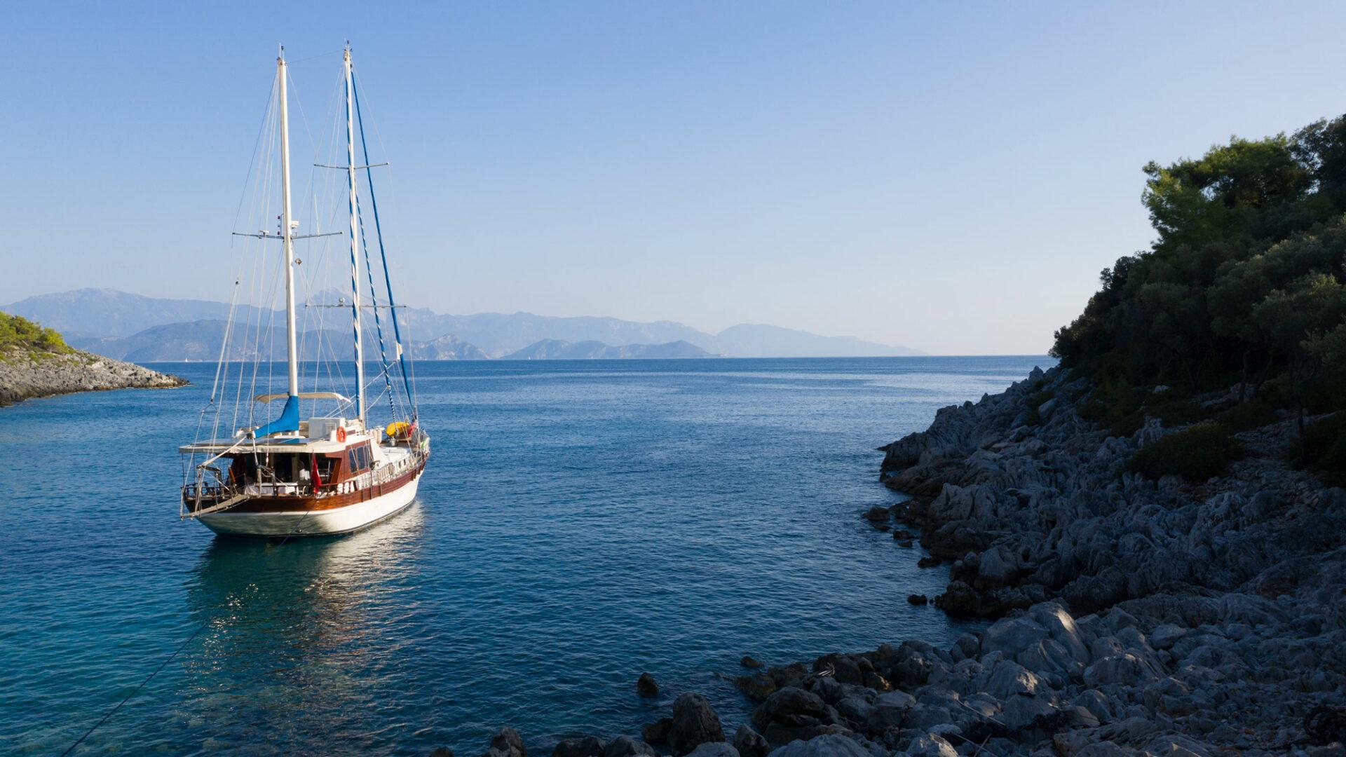 High Point Yachting - Serenity 7007_At-Anchor