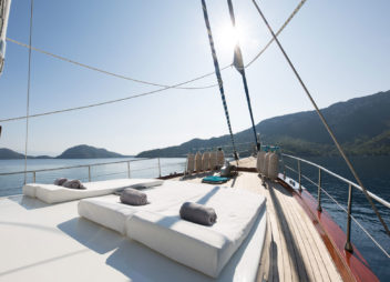 High Point Yachting - Serenity 7008_Forward-Sunning-Deck