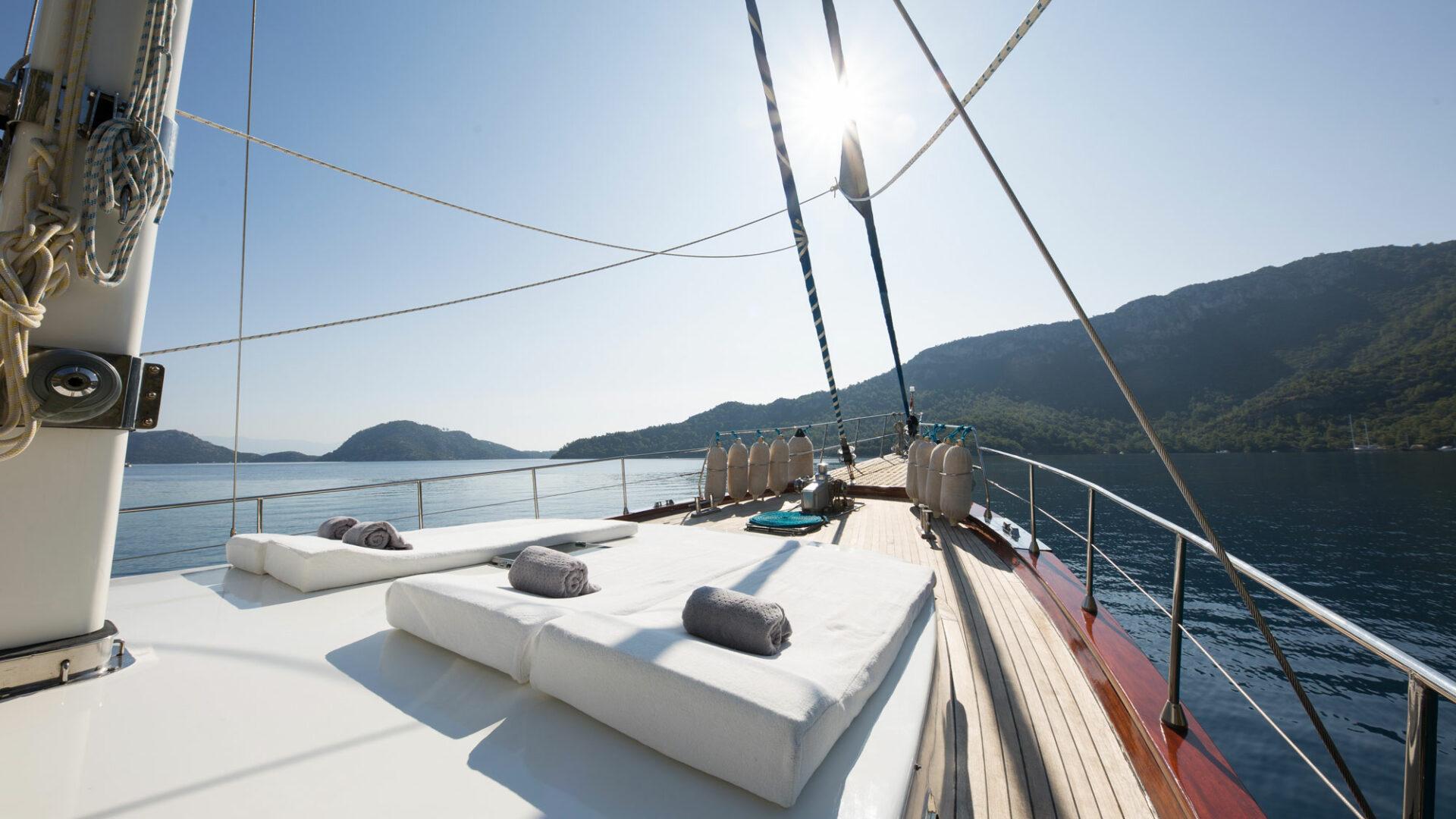 High Point Yachting - Serenity 7008_Forward-Sunning-Deck