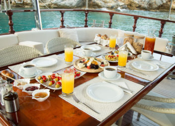 High Point Yachting - Serenity 7010_Breakfast