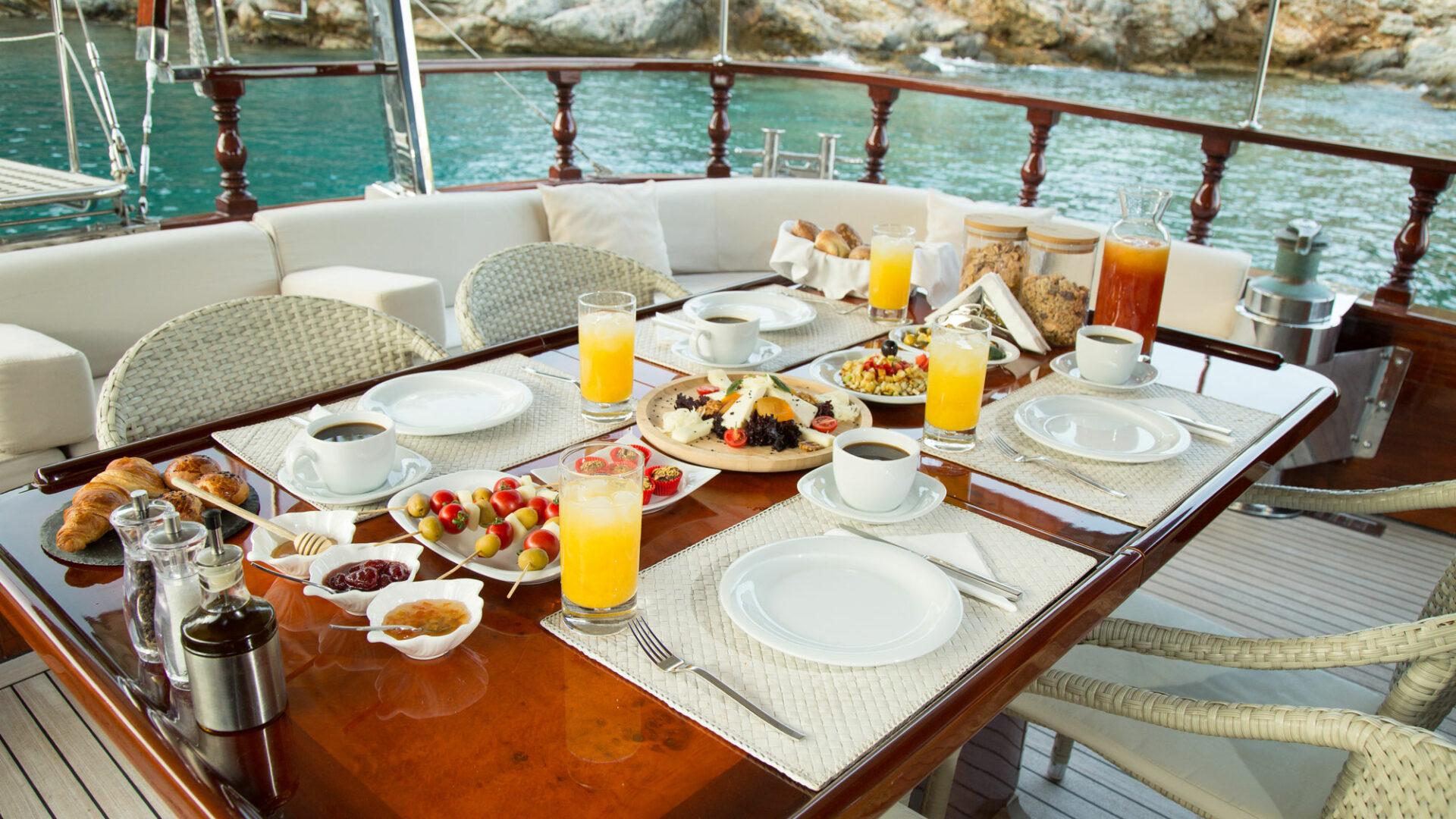 High Point Yachting - Serenity 7010_Breakfast