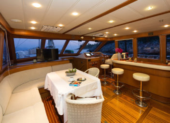 High Point Yachting - Serenity 7011_Saloon-1