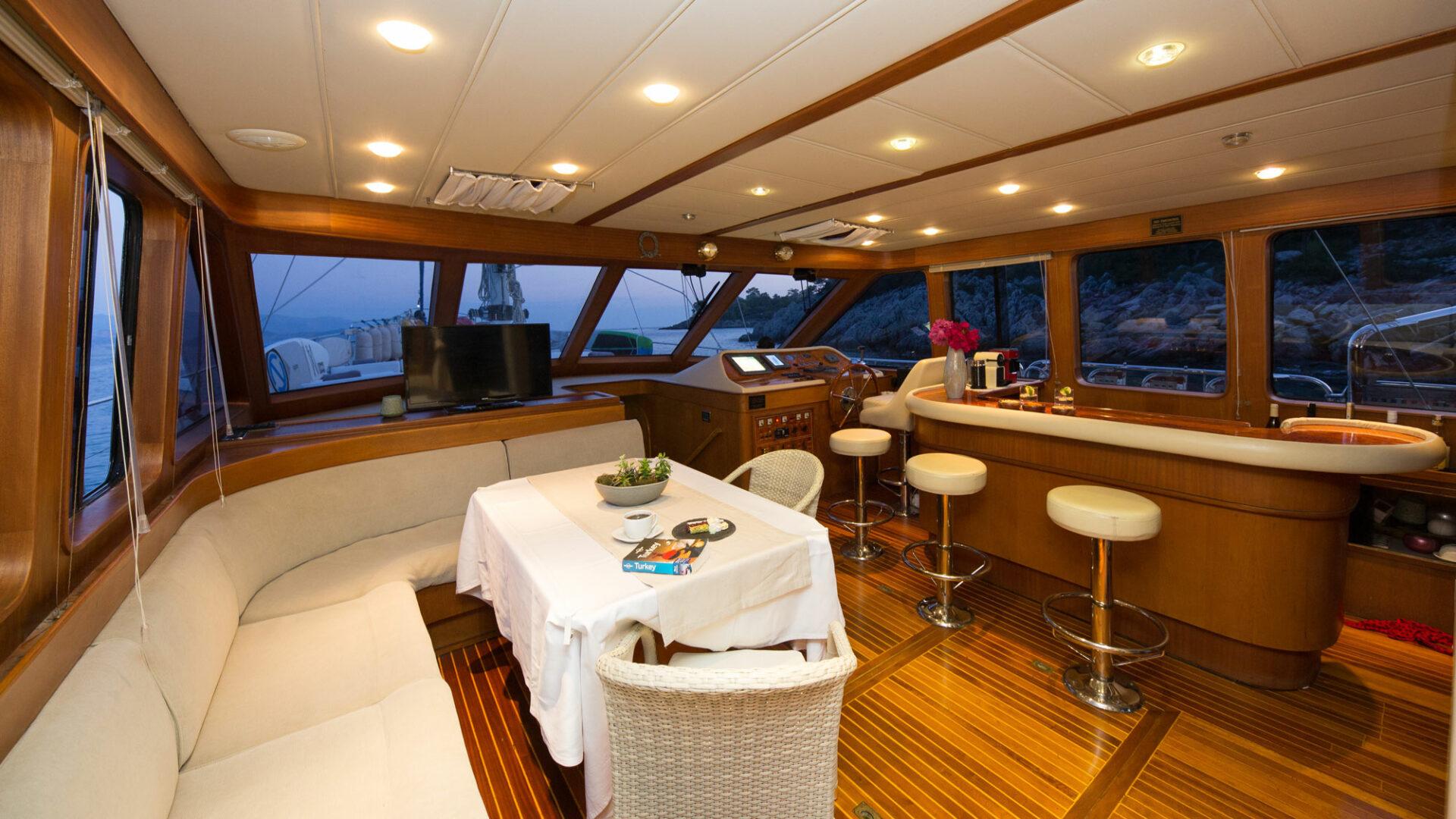 High Point Yachting - Serenity 7011_Saloon-1