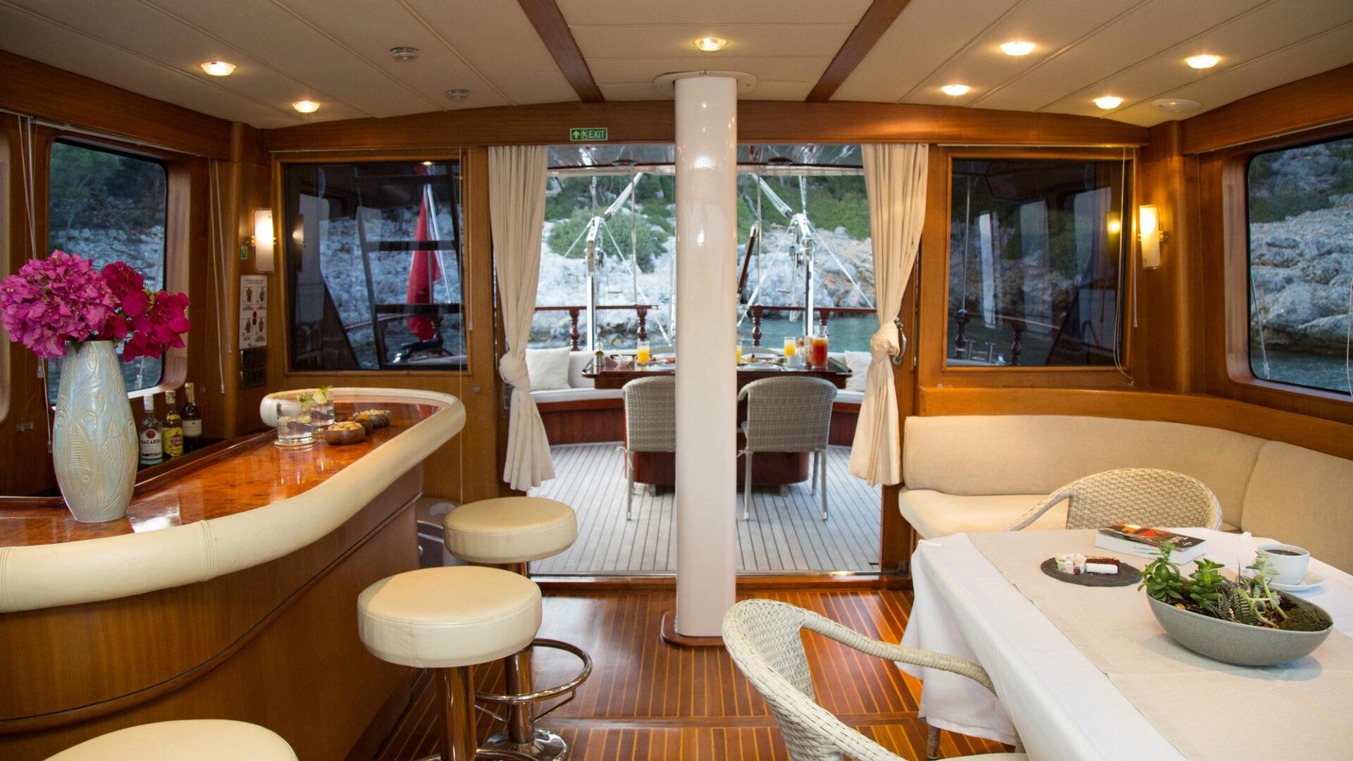 High Point Yachting - Serenity 7012_Saloon