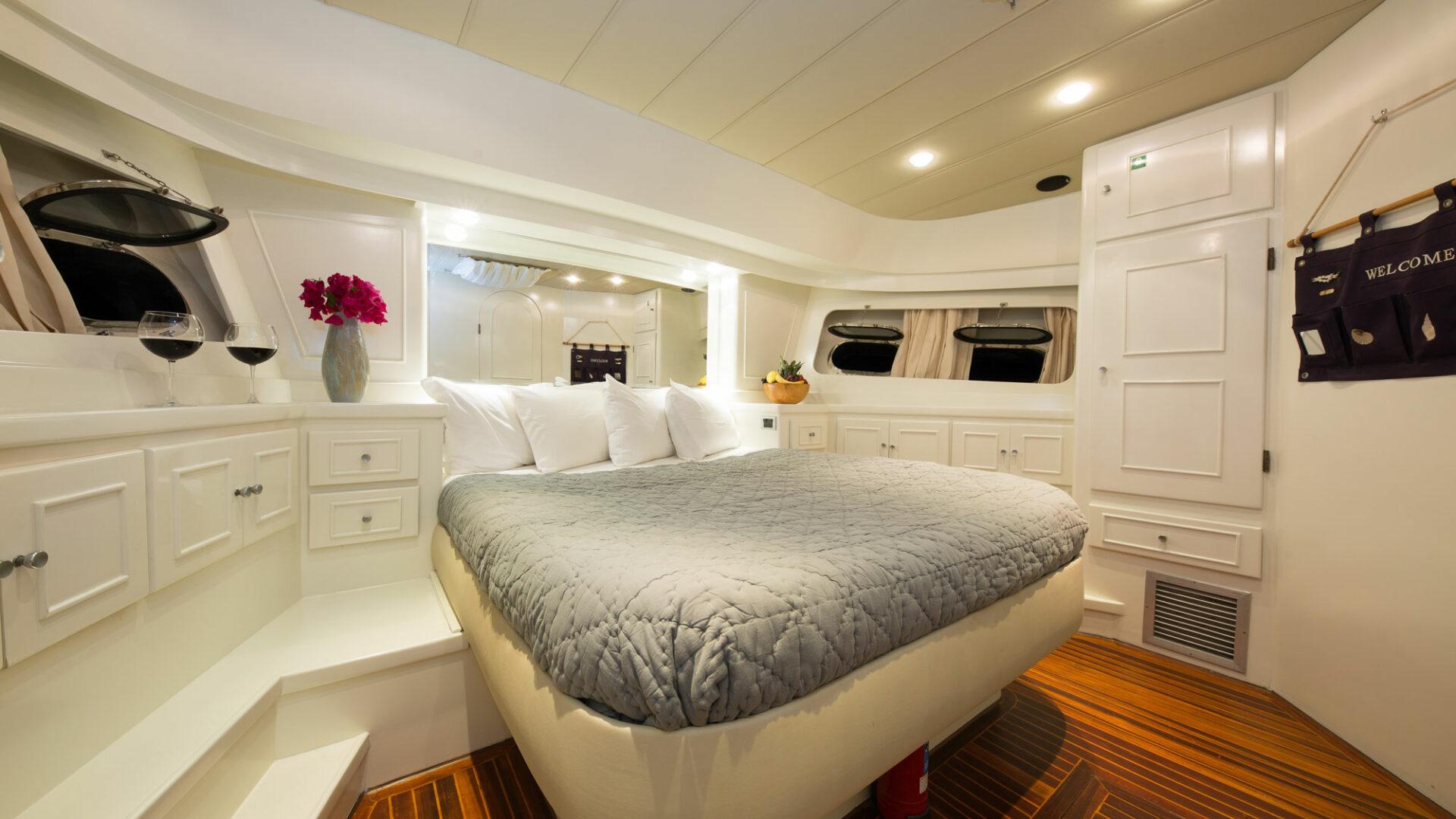 High Point Yachting - Serenity 7014_Master-Cabin