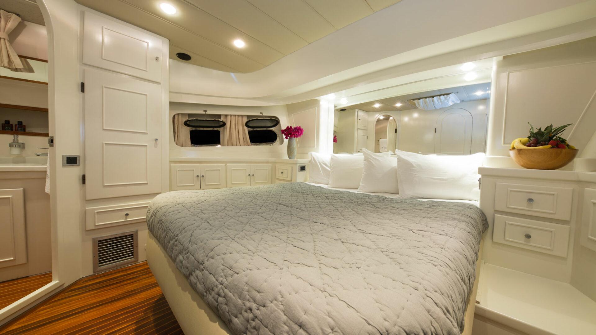 High Point Yachting - Serenity 7015_Master-Cabin