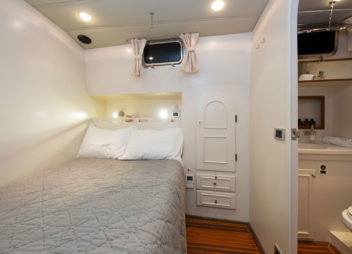 High Point Yachting - Serenity 7017_Port-Cabin
