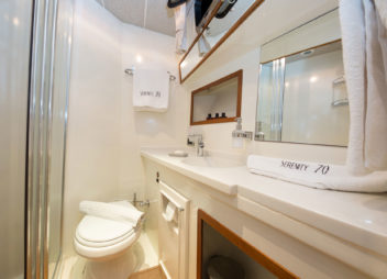 High Point Yachting - Serenity 7020_Starboard-cabin-bathroom