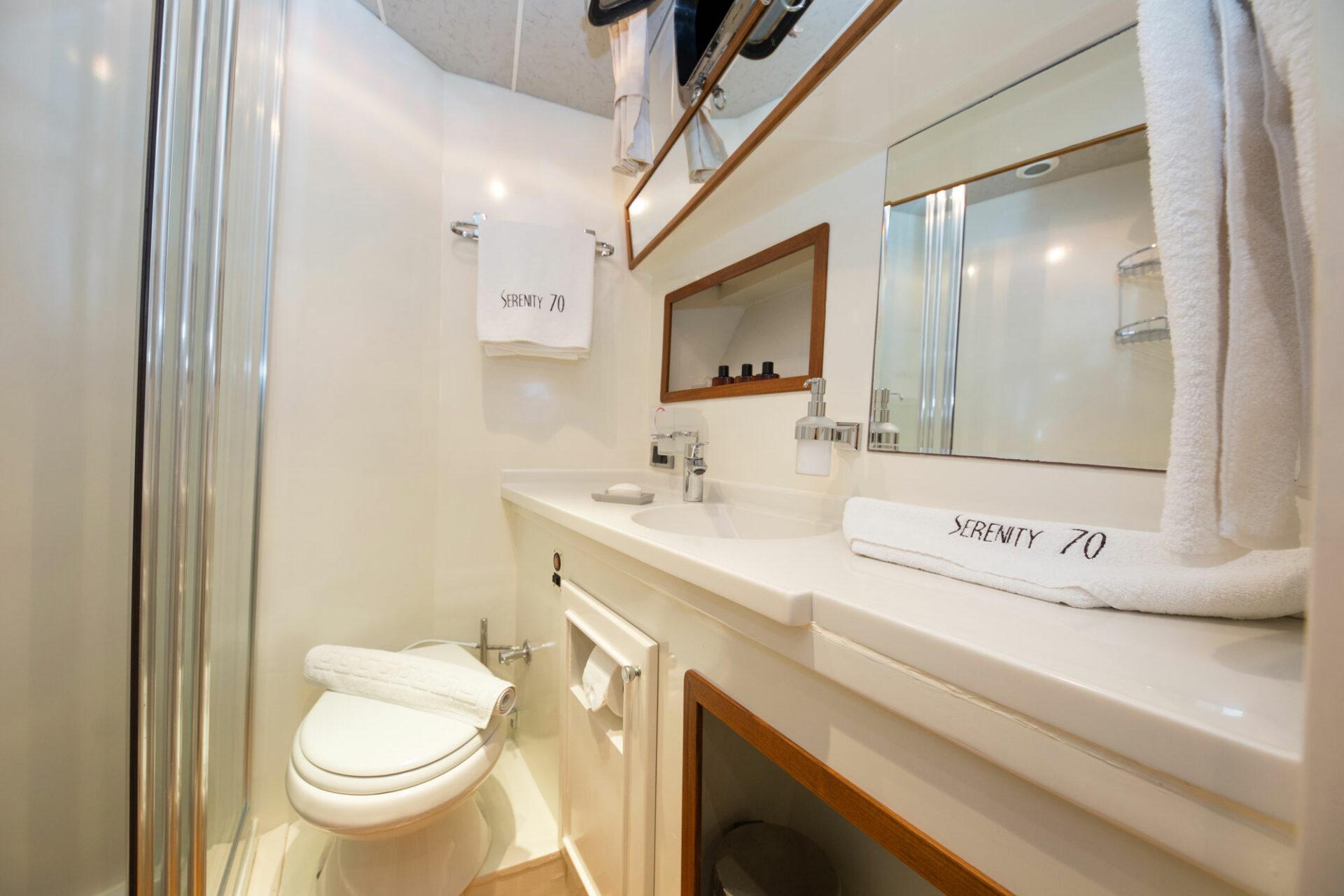 High Point Yachting - Serenity 7020_Starboard-cabin-bathroom