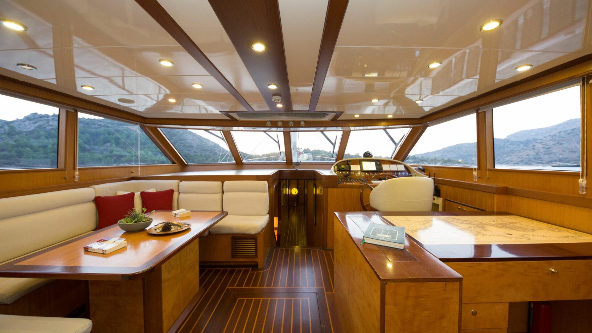 High Point Yachting - Serenity 8610_Salon-1