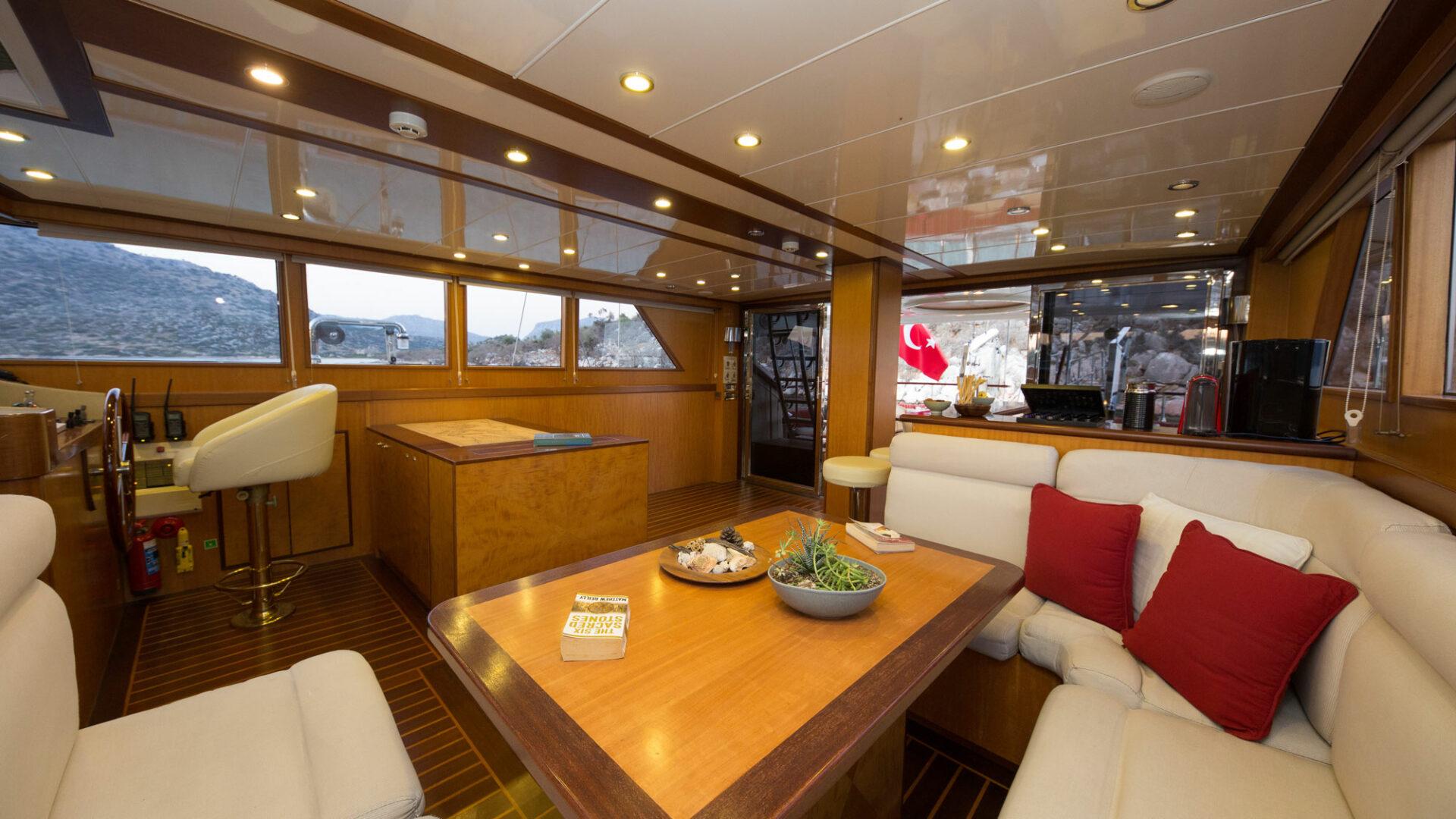 High Point Yachting - Serenity 8611_Salon-2