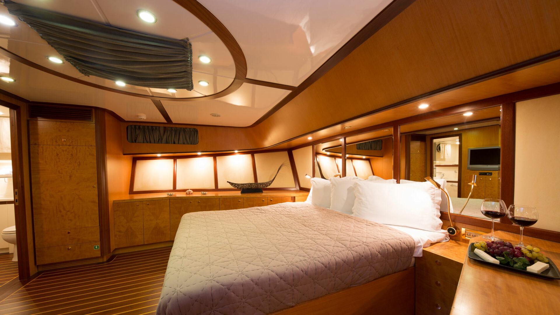 High Point Yachting - Serenity 8614_Master-Cabin-1