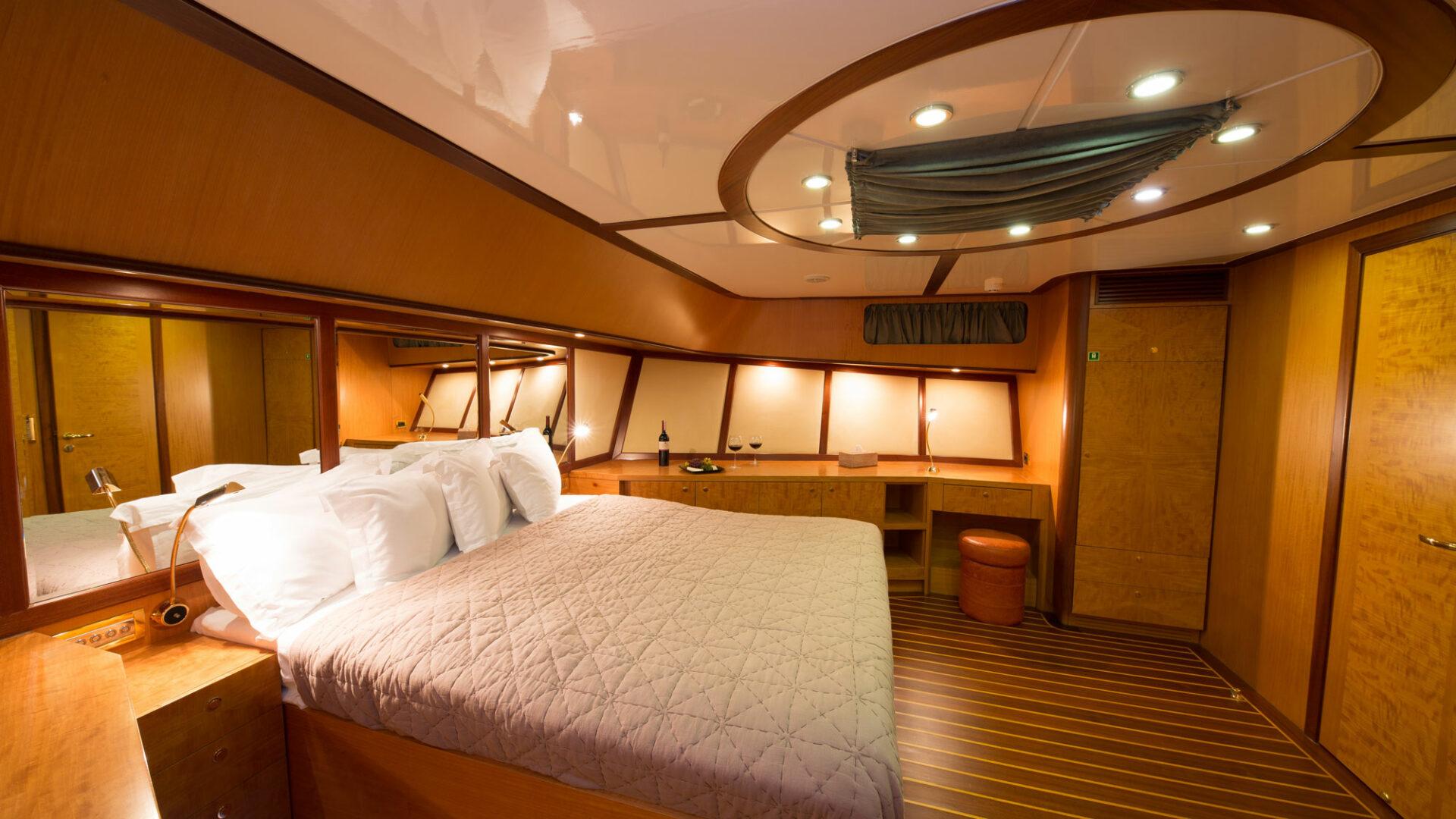 High Point Yachting - Serenity 8615_Master-Cabin-2