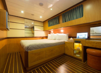 High Point Yachting - Serenity 8618_VIP-Room