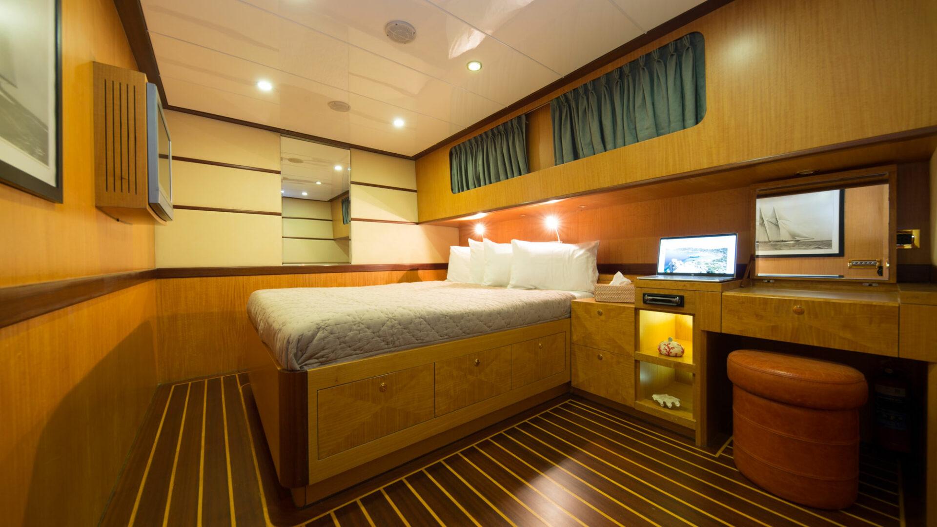 High Point Yachting - Serenity 8618_VIP-Room