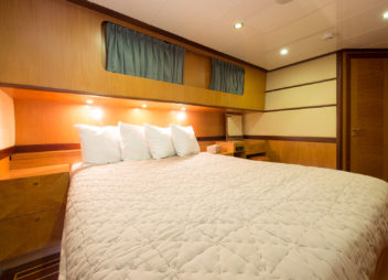 High Point Yachting - Serenity 8619_VIP-Room-2