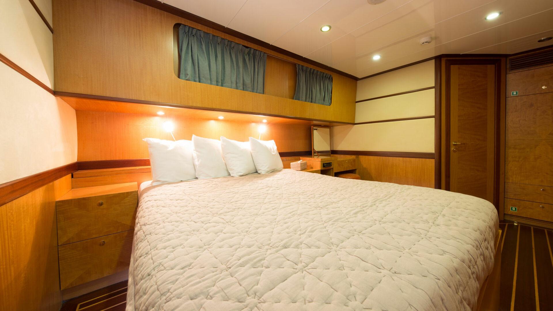 High Point Yachting - Serenity 8619_VIP-Room-2