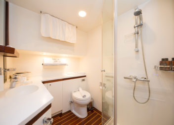 High Point Yachting - Serenity 8620_VIP-Cabins-Bathroom