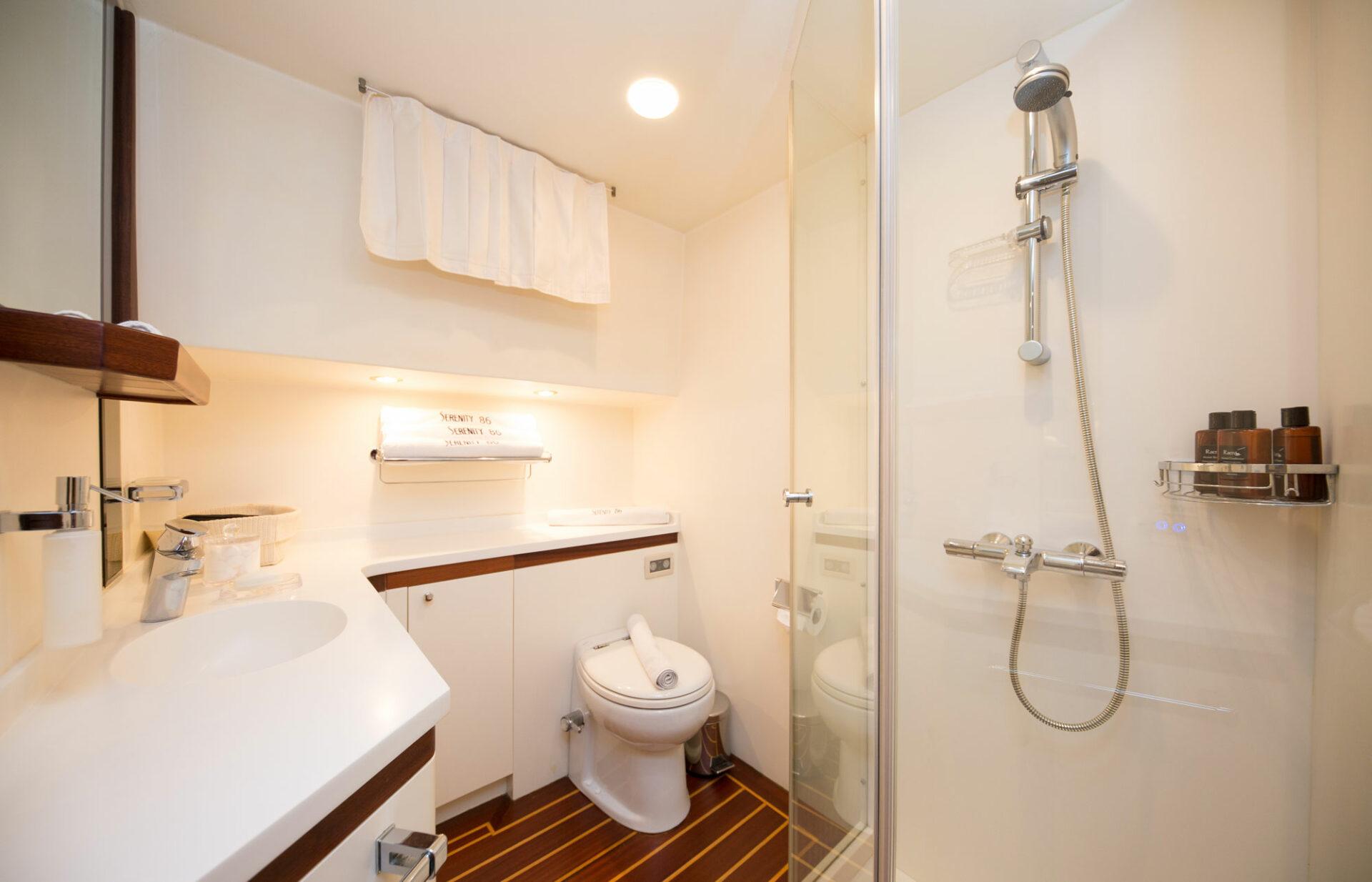 High Point Yachting - Serenity 8620_VIP-Cabins-Bathroom