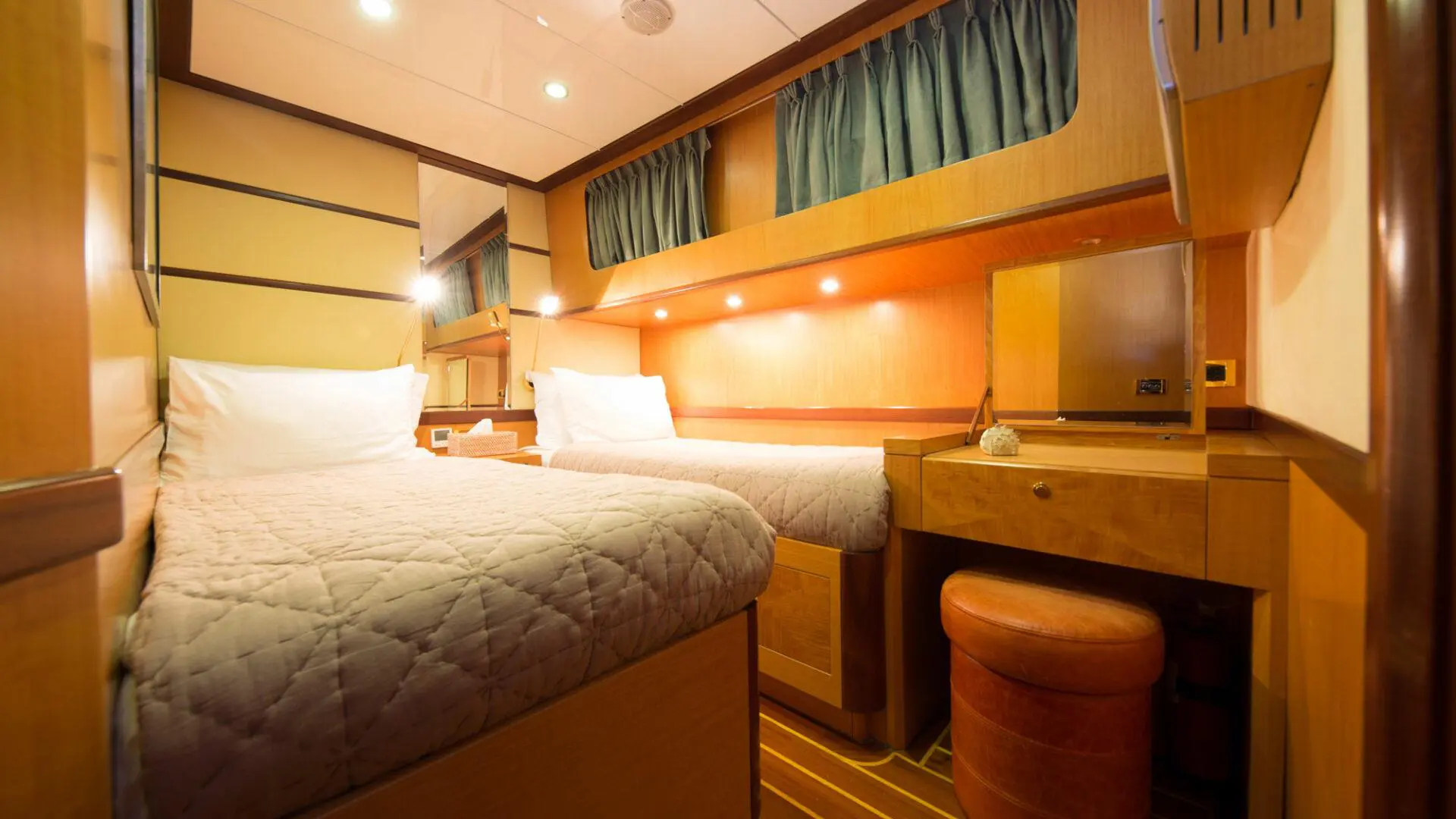 High Point Yachting - Serenity 8621_Twin-Cabin-1