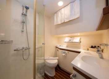 High Point Yachting - Serenity 8623_Twin-Cabin-Bathroom