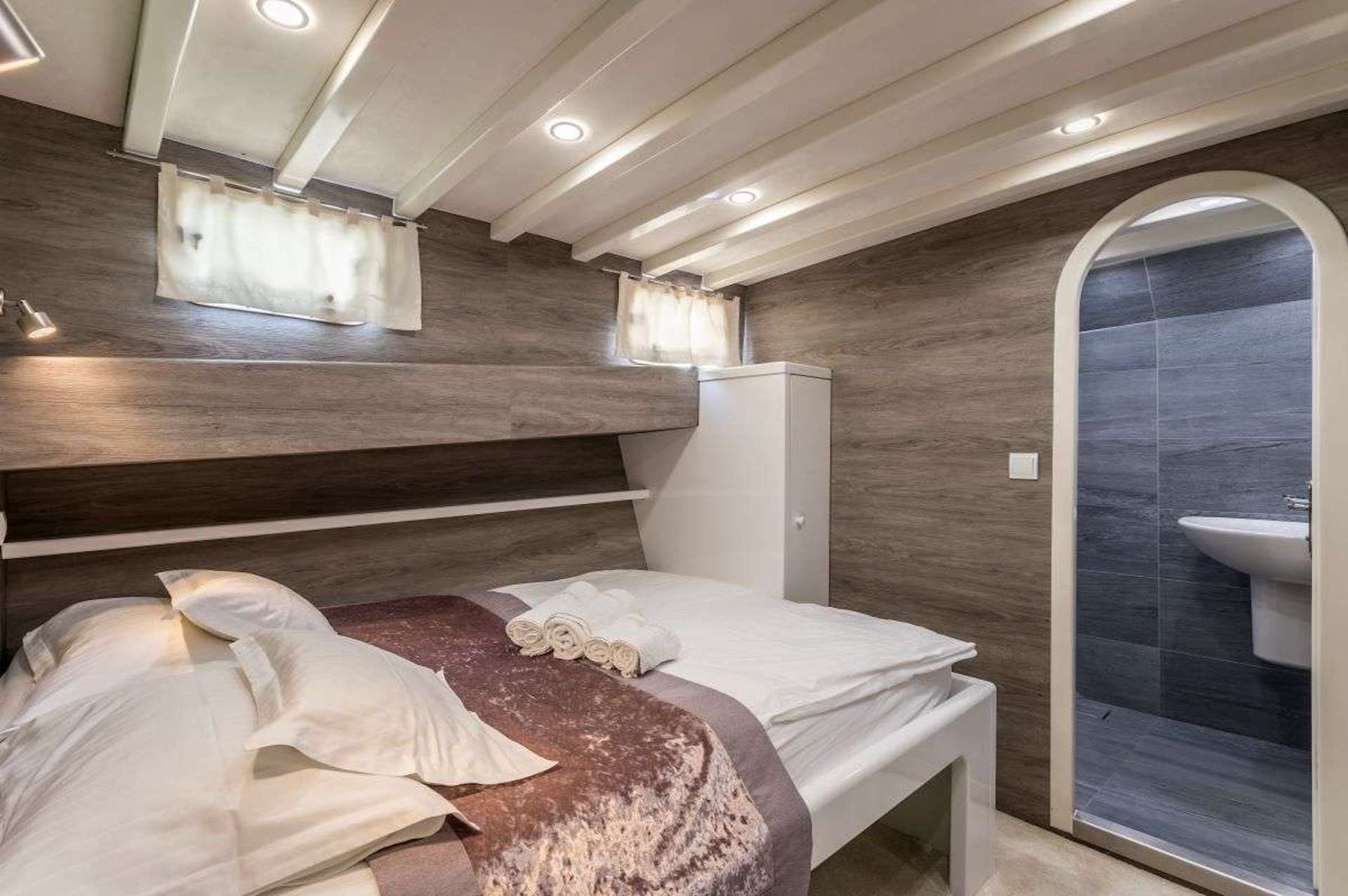 Adriatic yacht charter Andjeo cabin