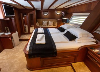 Adriatic yacht charter Dolce Vita aft master cabin