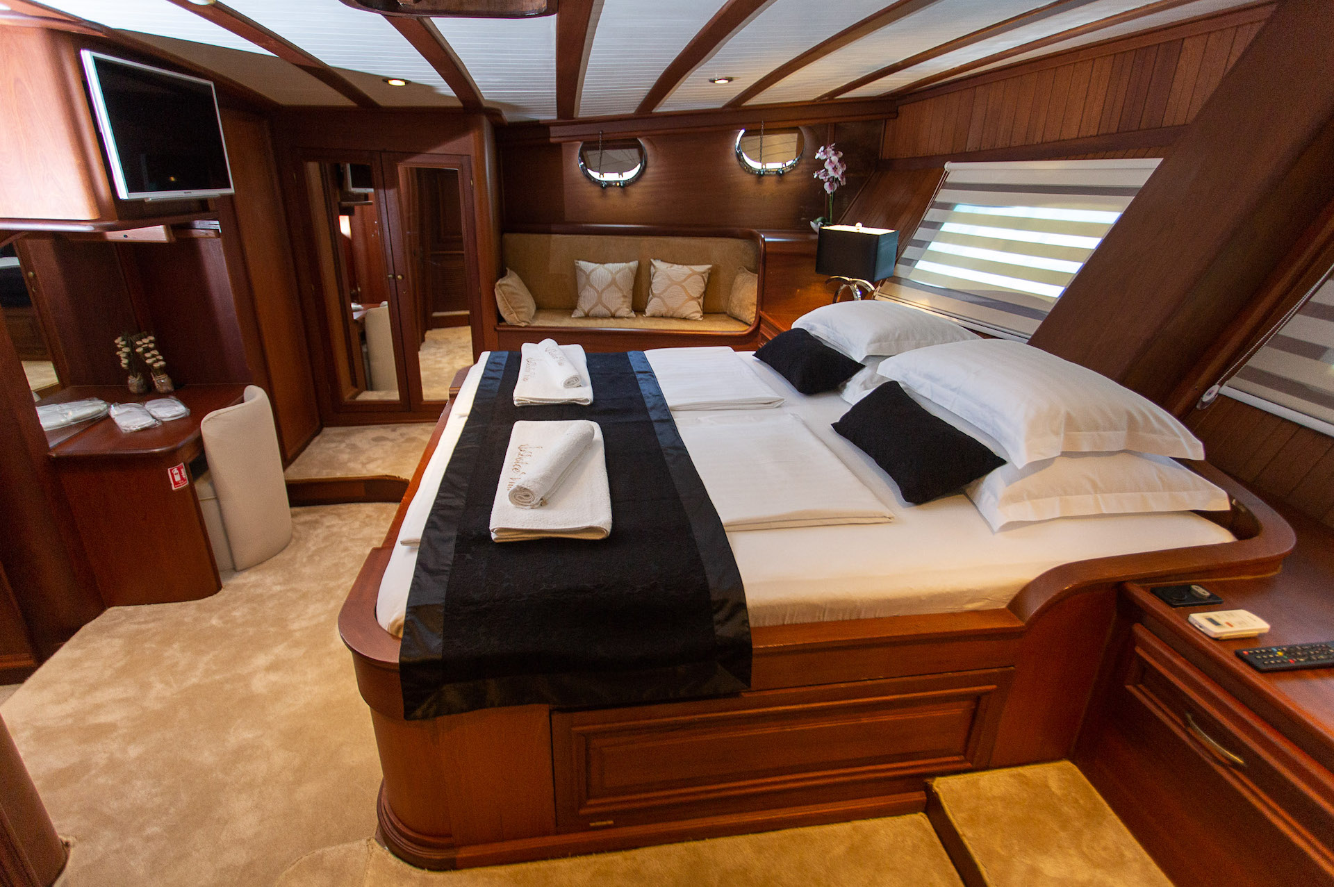 Adriatic yacht charter Dolce Vita aft master cabin
