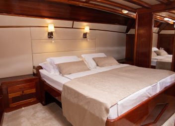 Adriatic yacht charter Kadena master cabin