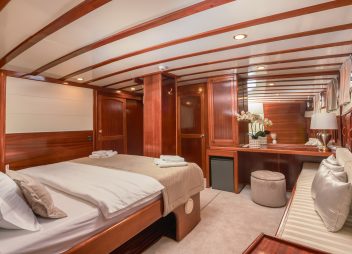 Adriatic yacht charter Kadena master cabin