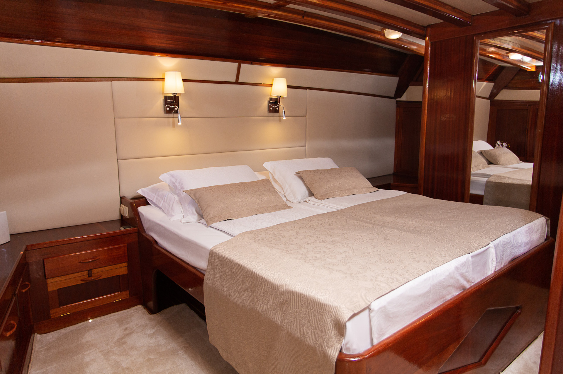 Adriatic yacht charter Kadena master cabin