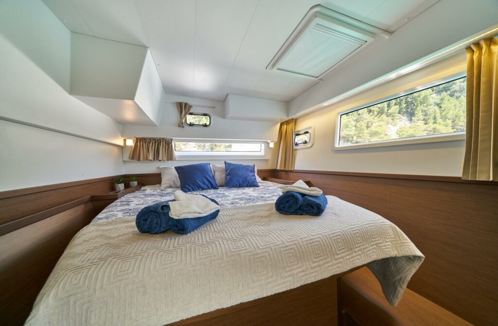 Catamaran charter double cabin Aura