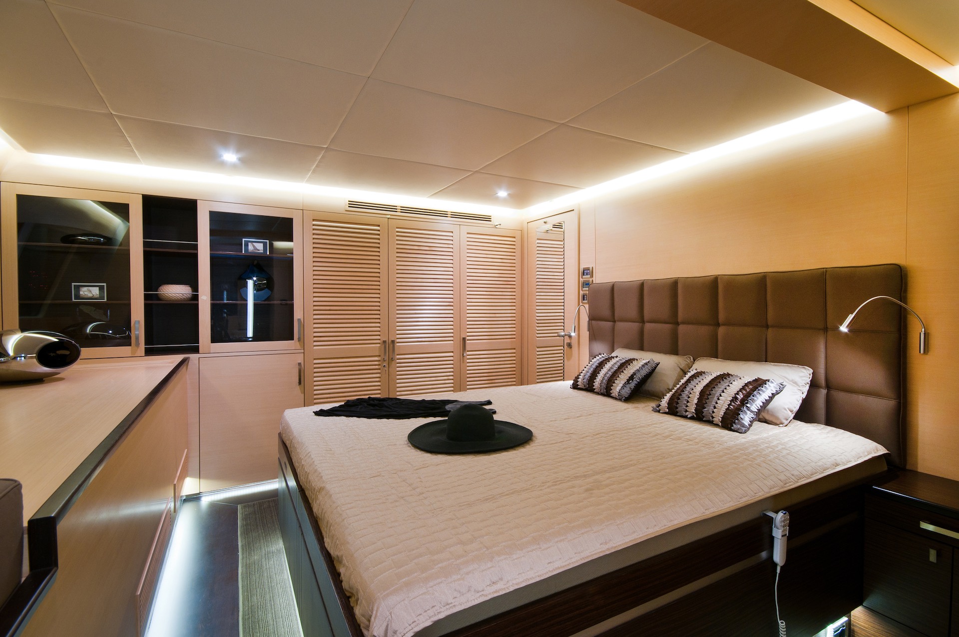 catamaran charter Ipharra double cabin