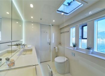 Catamaran Sinata bathroom