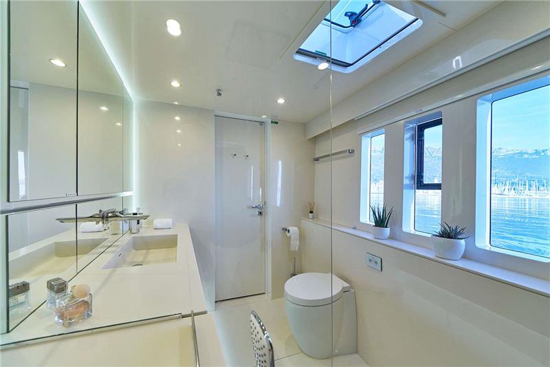 Catamaran Sinata bathroom