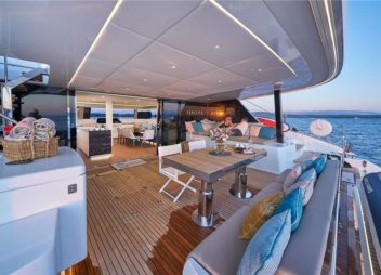 Catamaran Sinata deck