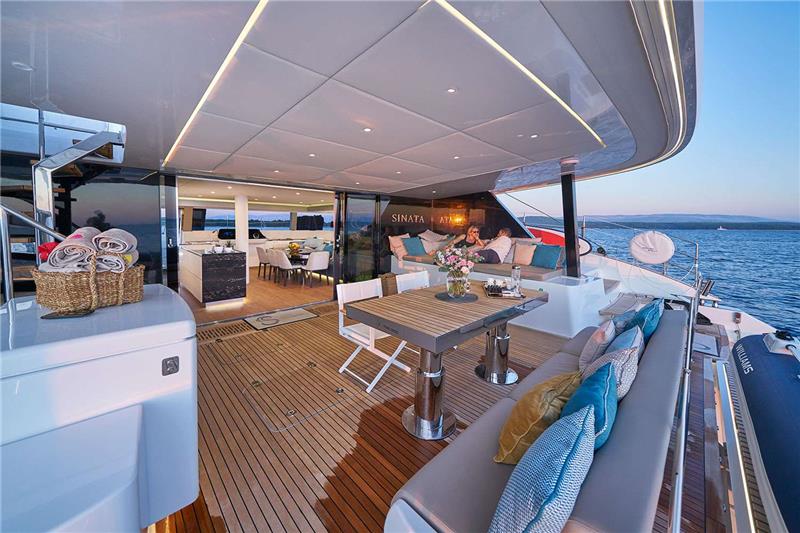 Catamaran Sinata deck