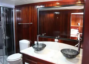 Cesarica yacht charter bathroom