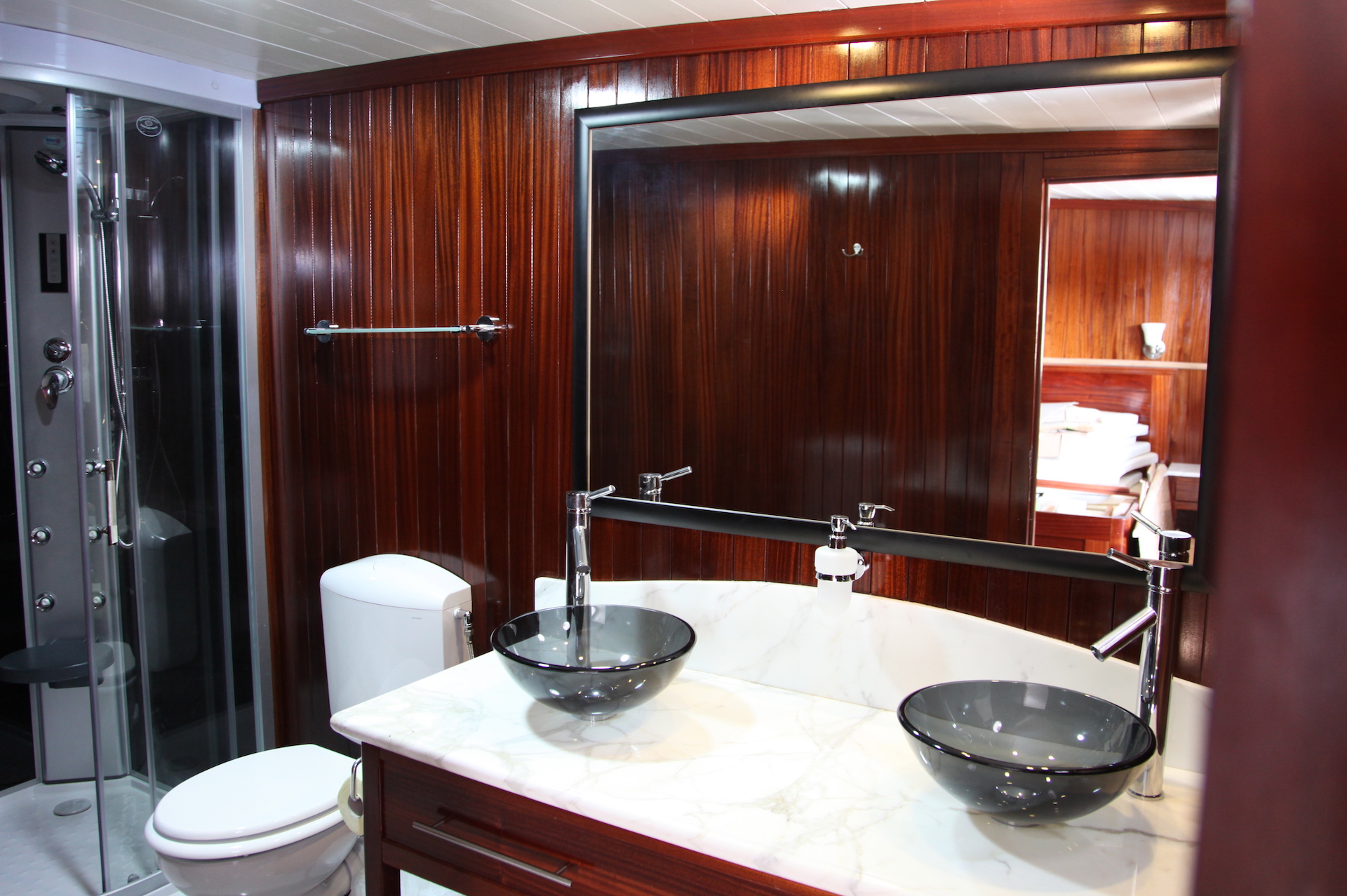 Cesarica yacht charter bathroom