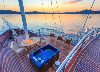 Cesarica yacht charter jacuzzi